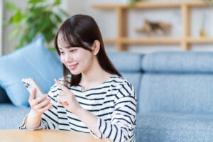スマートフォン,日本人,女性,1人,20-24歳, 20代,まったり,インターネット,インテリア,カジュアルウェア