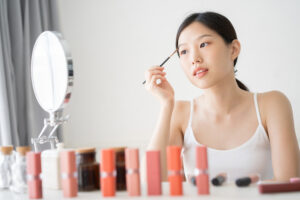 メイクアップ, 日本人, 眉, アジアおよびインド民族,中国人,白粉,皮膚,眉ブラシ,女性,1人,テーブル,人の顔,