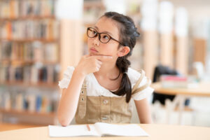 子供,思索にふける,子供時代,ひらめき,日本人,勉強する,女の子,小学生,めがね,