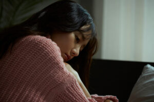 女性,抑うつ感情,日本人,寂しさ,日本,退屈,孤独,女性一人,疲れている,表情,部屋,可愛らしい,若い女性,人の顔,真剣,30代,女,30代の女性