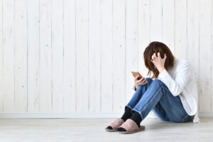 女性,名誉毀損,悲しみ,心配する,スマートフォン,失意,ソーシャルメディア,アジアおよびインド民族,抑うつ感情,不安,後悔,ロマンス,日本人,女性のみ,寂しさ,携帯電話,1人