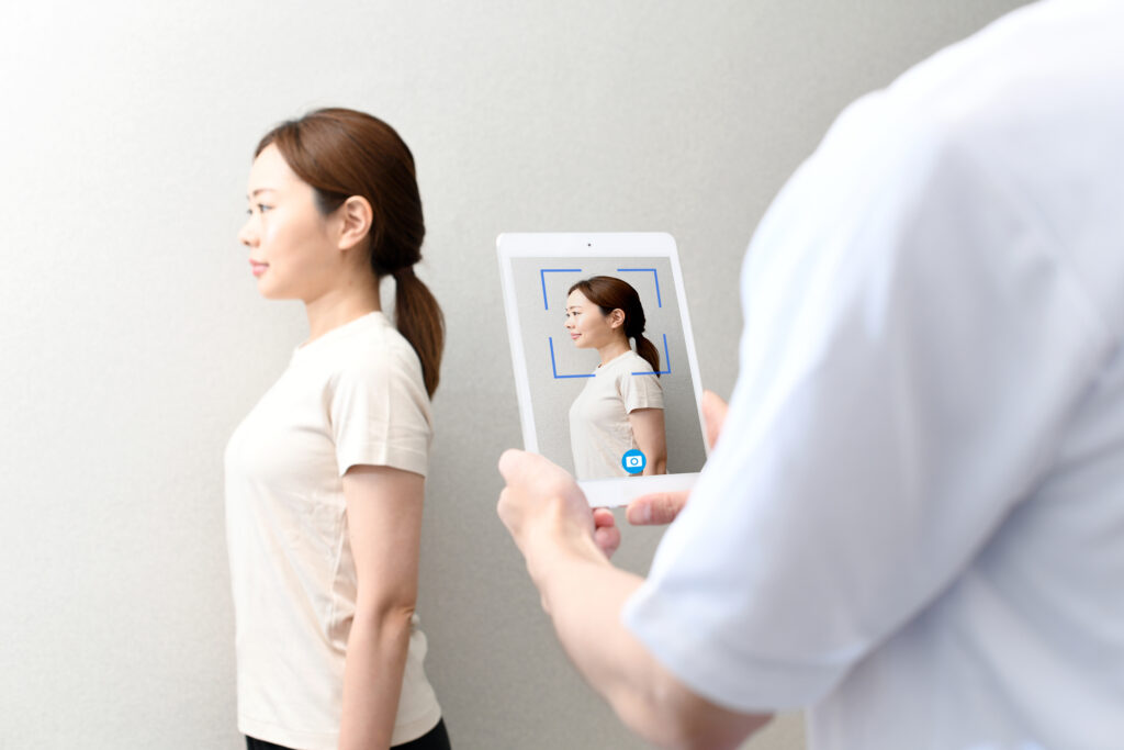 良い姿勢,山のポーズ,立つ,ヨガ,瞑想する,女性,女性一人,林,森林,整体,体型,鍼治療