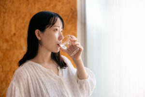 薬を飲む,抗生物質,女性,風邪,サプリメント,カプセル剤,人物,1人,ビタミン類,不眠症,睡眠薬,アジア大陸,水,不安,家庭生活,ヘルスケアと医療,患者,発熱,腹痛